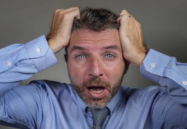 gömlek ve kravat umutsuz işadamı kriz çığlık deli duygu yorgun ve iş stres stüdyo arka plan üzerinde izole boğulmuş