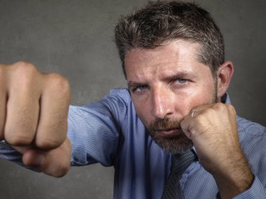orta yaşlı üzgün ve şiddetli işadamı boks dramatik portre yumruk atma öfkeli acı iş stres iş için mücadele görünümlü