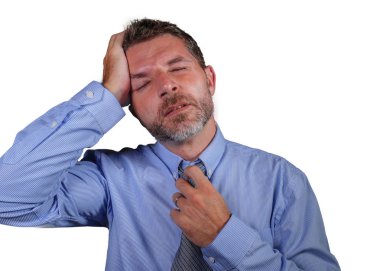 gömlek ve kravat işadamı depresyon sorunu duygu yorgun ve şirket iş stres beyaz arka plan üzerinde izole boğulmuş