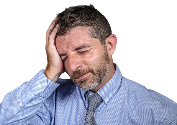 Geschäftsmann in Hemd und Krawatte, der unter Depressionen leidet, fühlt sich müde und überfordert, isoliert auf weißem Hintergrund im geschäftlichen Stress — Stockfoto