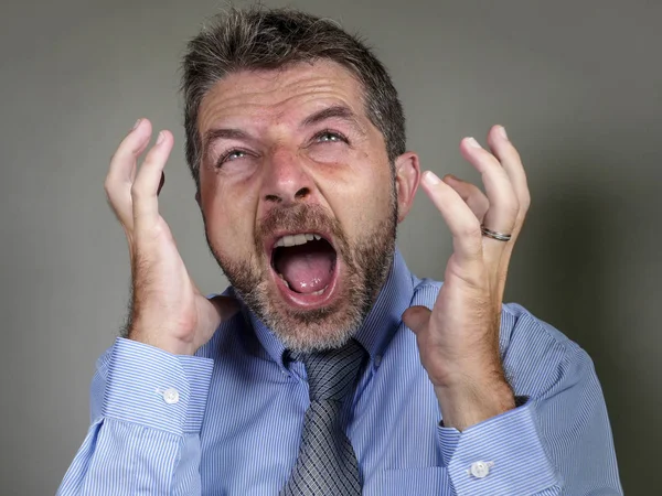 gömlek ve kravat umutsuz işadamı kriz çığlık deli duygu yorgun ve iş stres stüdyo arka plan üzerinde izole boğulmuş