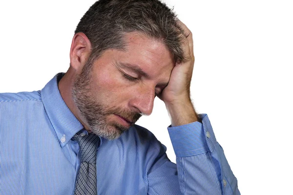 gömlek ve kravat adam depresyon sorunu duygu yorgun ve şirket iş stres beyaz arka plan üzerinde izole ezilmiş