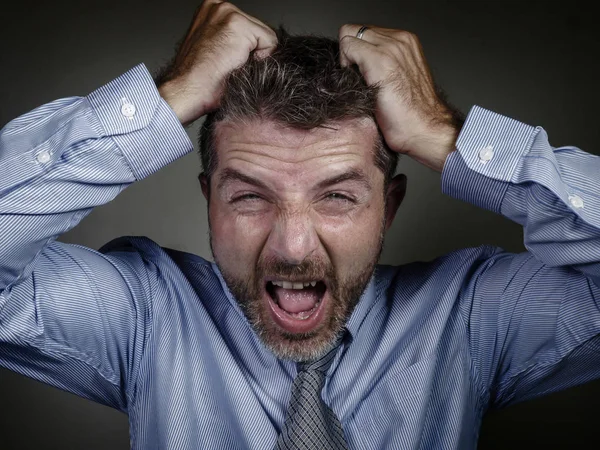 Wanhopige man in shirt en stropdas lijden crisis schreeuwen gek gevoel moe en overweldigd geïsoleerd op studio achtergrond in Business stress — Stockfoto