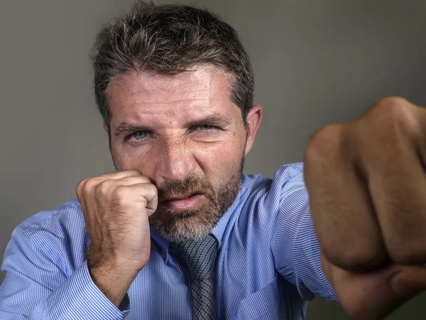 Retrato dramático de meia-idade chateado e homem feroz boxe jogando soco olhando furioso sofrimento trabalho estresse lutando por negócios — Fotografia de Stock