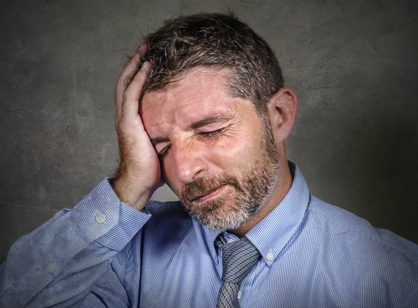 Man i skjorta och halsduk lidande depression problem trötthetskänsla och överväldigad isolerad på grunge bakgrund i företagets verksamhet stress och överarbete — Stockfoto