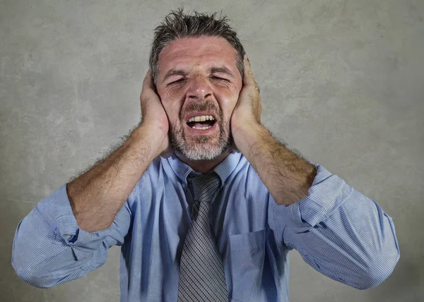 Atractivo hombre de negocios agotado y estresado en camisa y corbata sufriendo dolor de cabeza sensación de exceso de trabajo y abrumado gritando desesperado y ansioso —  Fotos de Stock