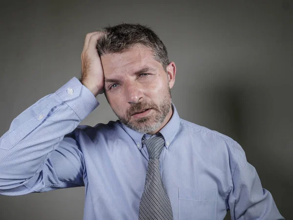 30 o 40 atractivo hombre de negocios agotado y estresado en camisa y corbata que sufre dolor de cabeza sensación de exceso de trabajo y abrumado aislado sobre fondo blanco —  Fotos de Stock