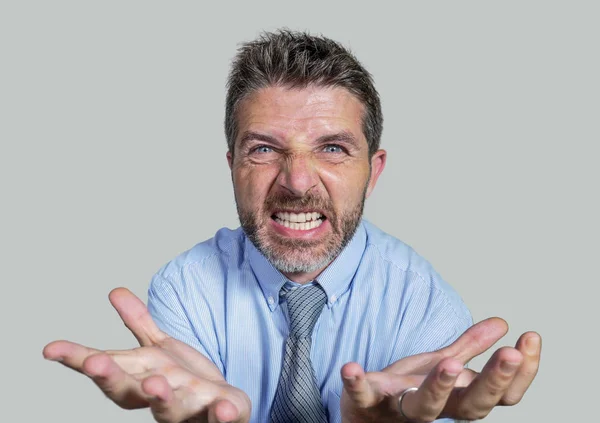 Boos en woedend zakenman in shirt en stropdas scolding en zeurende hevig op bedrijf ondergeschikt geïsoleerd op witte achtergrond in Business stress — Stockfoto