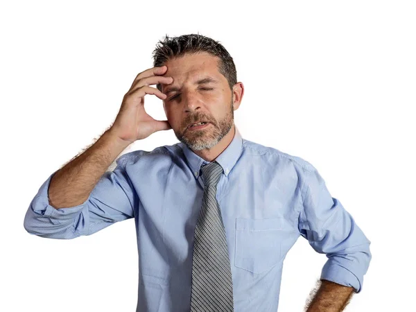 30 ou 40 anos atraente exausto e estressado empresário em camisa e gravata sofrendo dor de cabeça sentindo-se sobrecarregado e oprimido isolado no fundo branco — Fotografia de Stock