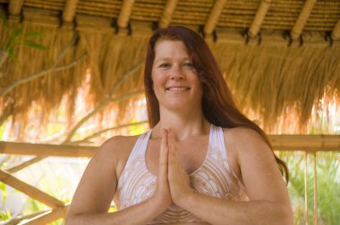 sağlıklı yaşam tarzı inanılmaz tropikal orman arka plan yoga meditasyon egzersiz yapıyor güzel uzun kırmızı saçlı genç mutlu ve çekici kadın doğal portre 