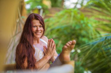 sağlıklı yaşam tarzı inanılmaz tropikal orman arka plan yoga meditasyon egzersiz yapıyor güzel uzun kırmızı saçlı genç mutlu ve çekici kadın doğal portre