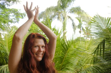 sağlıklı yaşam tarzı ve uyum inanılmaz tropikal orman arka plan yoga meditasyon egzersiz yapıyor güzel uzun kırmızı saçlı genç mutlu ve çekici kadın doğal portre
