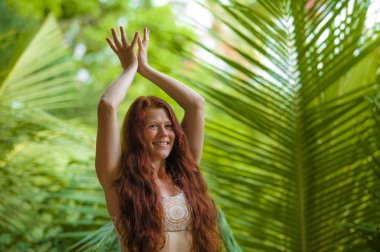 sağlıklı yaşam tarzı ve uyum inanılmaz tropikal orman arka plan yoga meditasyon egzersiz yapıyor güzel uzun kırmızı saçlı genç mutlu ve çekici kadın doğal portre