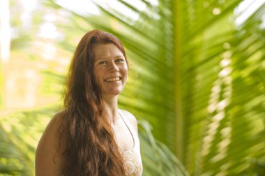 genç güzel ve mutlu kızıl saçlı kadının yaşam tarzı taze ve doğal portre neşeli ve kaygısız tropikal adada Yaz tatili gezisi zevk gülümseyen