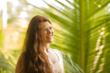 genç güzel ve mutlu kızıl saçlı kadının yaşam tarzı taze ve doğal portre neşeli ve kaygısız tropikal adada Yaz tatili gezisi zevk gülümseyen