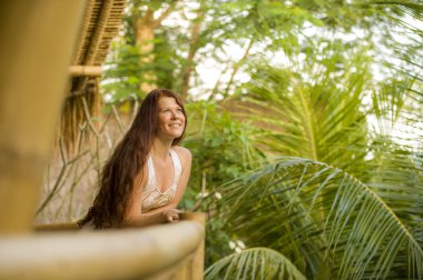 genç güzel ve mutlu kızıl saçlı kadının yaşam tarzı taze ve doğal portre neşeli ve kaygısız tropikal adada Yaz tatili gezisi zevk gülümseyen