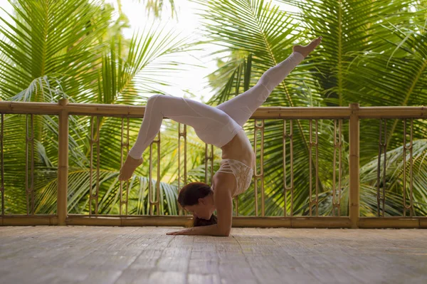 En plein air portrait naturel de jeune belle et heureuse femme rousse faisant du yoga dans un studio de fitness tropical pratiquant l'équilibre et la concentration avec fond de jungle — Photo