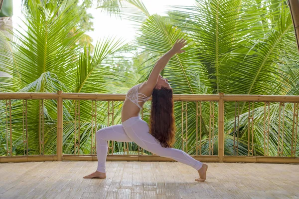 All'aperto ritratto naturale di giovane bella e felice donna capelli rossi che fa yoga in palestra tropicale praticare equilibrio e concentrazione con sfondo giungla — Foto Stock