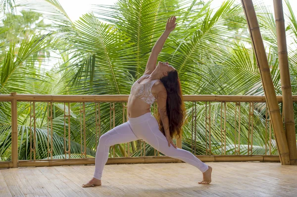 En plein air portrait naturel de jeune belle et heureuse femme rousse faisant du yoga dans un studio de fitness tropical pratiquant l'équilibre et la concentration avec fond de jungle — Photo