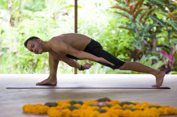 Natürliches Porträt junger attraktiver und fitter Akrobat, der in einem wunderschönen tropischen AkroYoga- und Wellness-Studio im Fitness-Konzept Yoga trainiert — Stockfoto