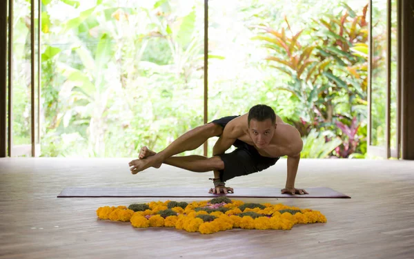 Retrato natural de homem acrobata jovem atraente e apto praticando exercício de equilíbrio de treinamento de ioga em belo acroioga tropical e estúdio de bem-estar no conceito de fitness — Fotografia de Stock