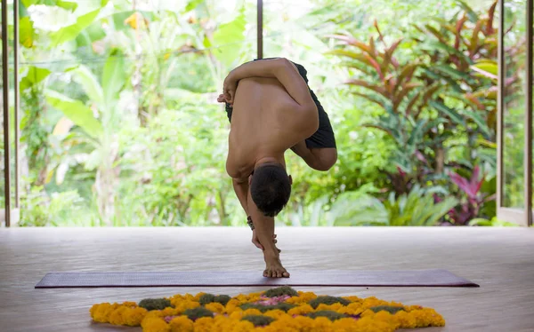 Retrato natural de homem acrobata jovem atraente e apto praticando exercício de equilíbrio de treinamento de ioga em belo acroioga tropical e estúdio de bem-estar no conceito de fitness — Fotografia de Stock