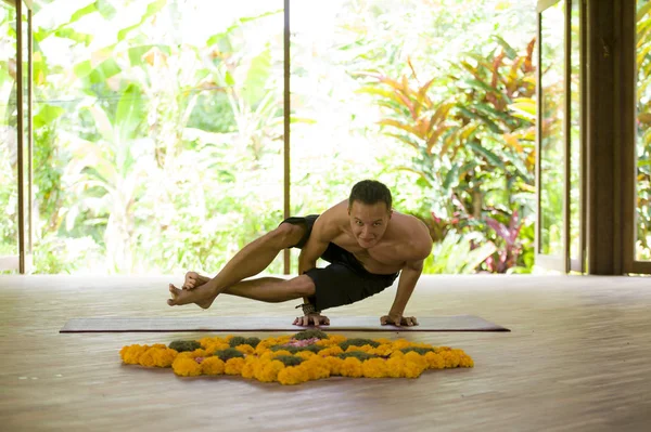 Natürliches Porträt junger attraktiver und fitter Akrobat, der in einem wunderschönen tropischen AkroYoga- und Wellness-Studio im Fitness-Konzept Yoga trainiert — Stockfoto