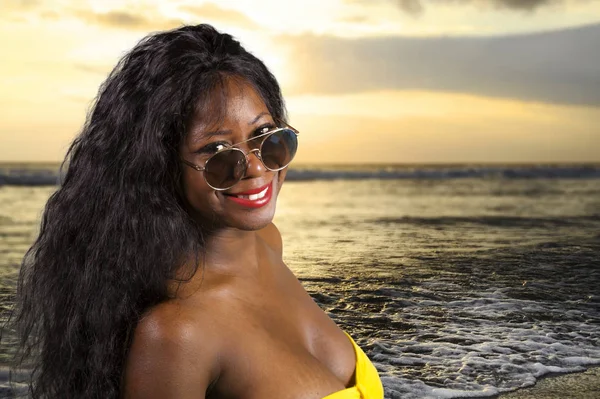 Lifestyle πορτρέτο των νέων ευτυχισμένο και ελκυστικό μαύρο Αφροαμερικανική γυναίκα περπάτημα στο ηλιοβασίλεμα σε όμορφη τροπική παραλία χαμογελαστή και χαλαρή απολαμβάνοντας τις διακοπές — Φωτογραφία Αρχείου