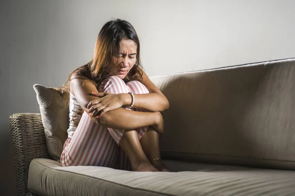 Joven triste y deprimido asiático indonesia mujer sentado en casa sofá llorando frustrado y molesto sufrimiento estrés y depresión después de la ruptura — Foto de Stock