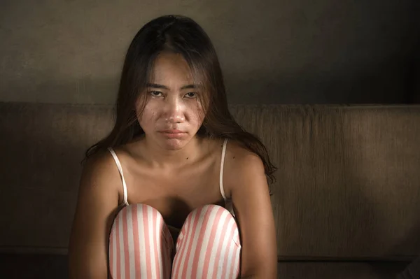 Junge traurige und deprimierte asiatische indonesische Frau sitzt zu Hause Couch weint frustriert und verärgert leiden Stress und Depressionen nach der Trennung — Stockfoto