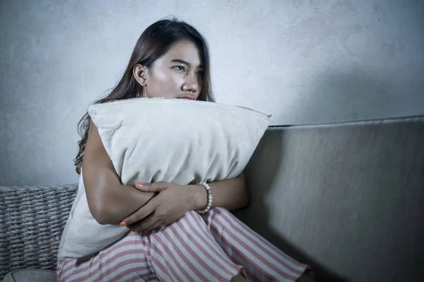 Giovane donna asiatica triste e depressa indonesiana che macchia sul divano di casa piangendo frustrata e sconvolta soffrendo stress e depressione dopo la rottura — Foto Stock