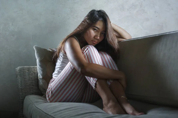 Jeune triste et déprimé asiatique Indonésien femme assis à la maison canapé pleurer frustré et bouleversé souffrir de stress et de dépression après la rupture — Photo