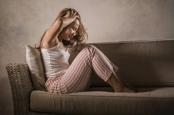 Junge traurige und deprimierte asiatische indonesische Frau sitzt zu Hause Couch weint frustriert und verärgert leiden Stress und Depressionen nach der Trennung — Stockfoto