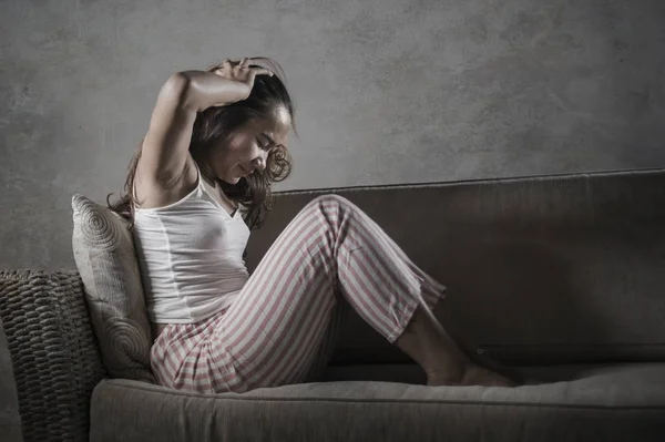 Joven triste y deprimido asiático indonesia mujer sentado en casa sofá llorando frustrado y molesto sufrimiento estrés y depresión después de la ruptura — Foto de Stock