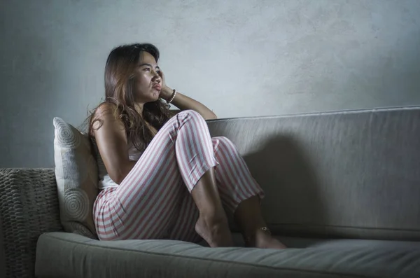 Junge traurige und deprimierte asiatische indonesische Frau sitzt zu Hause Couch weint frustriert und verärgert leiden Stress und Depressionen nach der Trennung — Stockfoto