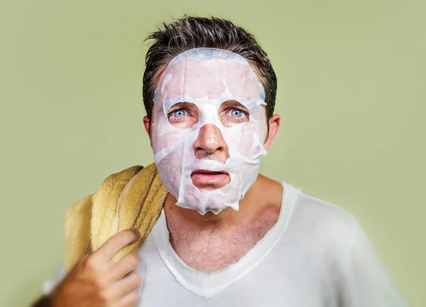 Styl życia młody na białym tle portret próba oczyszczanie twarz tło uroda w domu zabawny — Zdjęcie stockowe