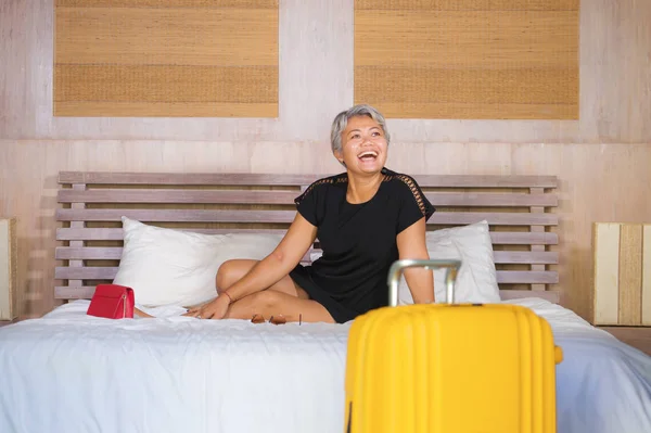 Portret stylu życia szczęśliwy i atrakcyjny 40s do 50s dojrzały Asian turystyczny kobieta z szary włosy przybywający w Hotel pokój w biznes albo wakacje wycieczka uśmiechnięty wesoły — Zdjęcie stockowe
