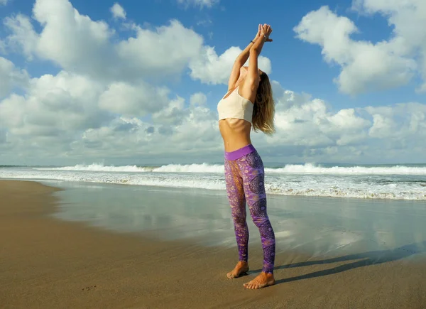Estilo de vida natural retrato de la joven mujer rubia feliz y atractiva en forma y delgada haciendo yoga y ejercicio de relajación en la hermosa playa en el relax y la meditación — Foto de Stock