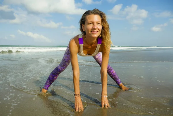 Young happy and attractive blond woman doing yoga and meditation exercise outdoors at beautiful beach in relax and flexibility practice outdoors in wellness and healthy lifestyle — Stock Photo, Image