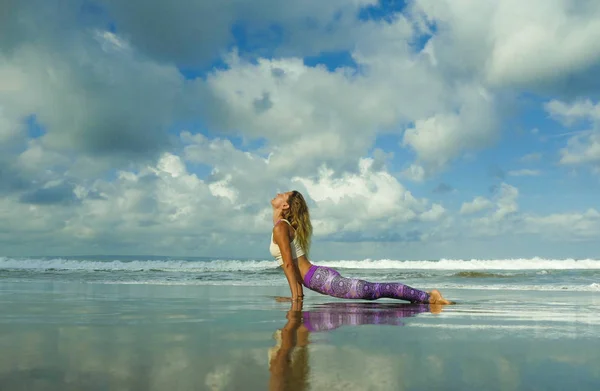 Junge glückliche und attraktive blonde Frau macht Yoga und Meditation im Freien am schönen Strand in Entspannung und Flexibilität Praxis im Freien in Wellness und gesundem Lebensstil — Stockfoto