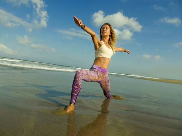 Junge glückliche und attraktive blonde Frau macht Yoga und Meditation im Freien am schönen Strand in Entspannung und Flexibilität Praxis im Freien in Wellness und gesundem Lebensstil — Stockfoto