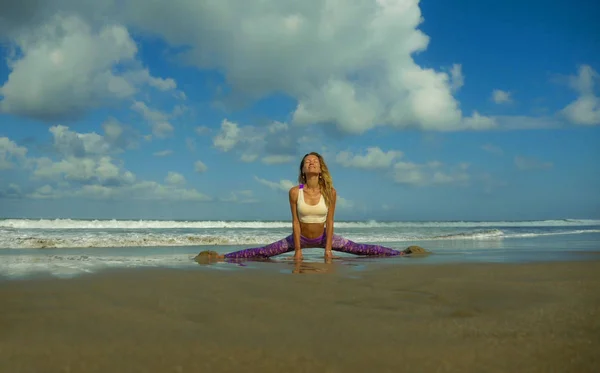 Natürliches Lifestyleporträt einer jungen glücklichen und attraktiven Frau mit athletischem und fittem Körper beim Yoga am schönen Strand, der Harmonie und Ruhe vermittelt — Stockfoto
