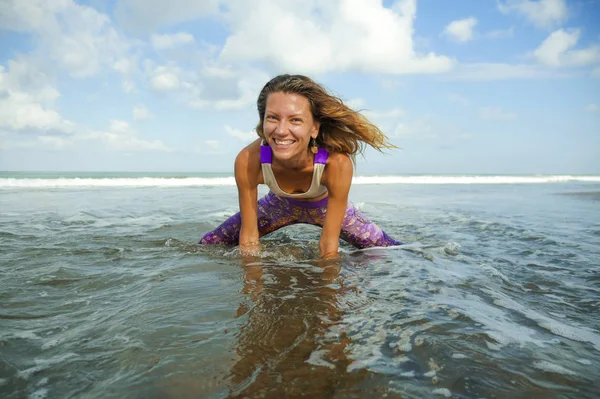 Портрет природному способу життя молодої щасливої і привабливої жінки з спортивним і підходящим тілом робить йогу позу на красивому пляжі відчуваючи гармонію і спокій — стокове фото