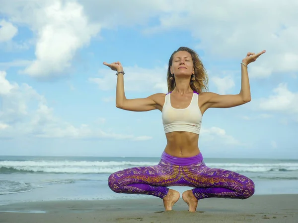 Junge glückliche und attraktive blonde Frau macht Yoga und Entspannungsübungen im Freien am schönen Strand in Relax und Meditationspraxis — Stockfoto