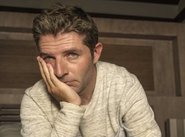 30'lardan 40'lı ve 40'lı ve 40'lı dramatik ev portresi depresif ve umutsuz adam uykuda anksiyete krizi ve depresyon sorunu acı üzgün ve düşünceli ağlama oturan kaybetti