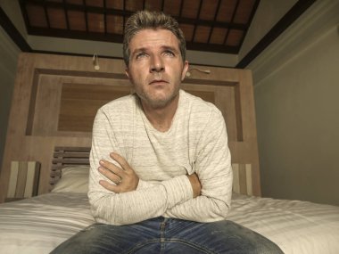 30'lardan 40'lı ve 40'lı arası dramatik ev portresi yatakta oturan endişeli kriz ve depresyon sorunu acı üzgün ve düşünceli ağlama