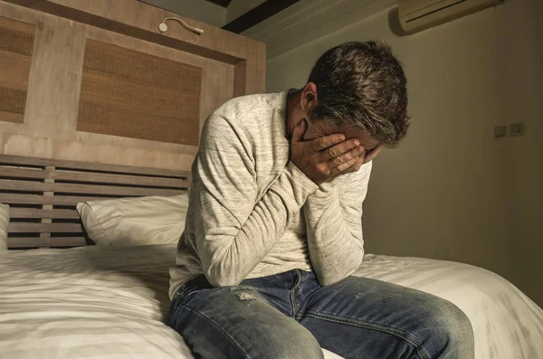Δραματική σπίτι πορτρέτο του 30s να 40s κατάθλιψη και απελπισμένος άνθρωπος στον πόνο κάθεται στο κρεβάτι υποφέρουν κρίση άγχους και κατάθλιψη πρόβλημα κλάμα λυπηρό και απογοητευμένος — Φωτογραφία Αρχείου