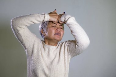 çekici üzgün ve depresif orta yaşlı Asyalı kadın acı ve umutsuz yüz çaresiz acı depresyon sorunu ve anksiyete krizi ağlayan dramatik portre