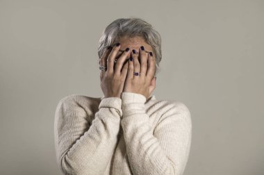 dramatik portre üzgün ve depresif orta yaşlı kadın çaresiz elleri umutsuz acı depresyon sorunu ve anksiyete krizi ile yüz kapsayan ağlıyor 