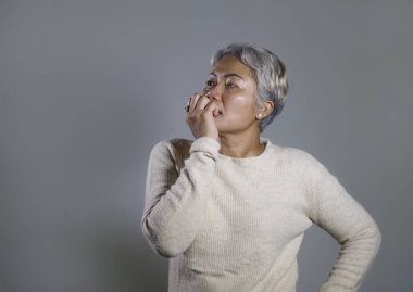 çekici üzgün ve depresif orta yaşlı Asyalı kadın acı ve umutsuz yüz çaresiz acı depresyon sorunu ve anksiyete krizi ağlayan dramatik portre